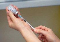 سنین بالای ۱۸ سال دارای بیماری زمینه‌ای، نوبت یادآور واکسن کرونا را تزریق کنند