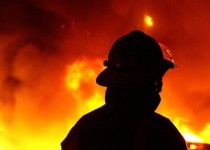 نجات دختر ۱۶ ساله از میان شعله‌های آتش و دود