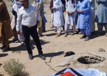 تلاش آتش نشانان برای بیرون آوردن جنازه مرد ۴۰ ساله از عمق چاه