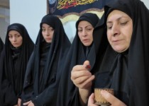 اهدای انگشتر متبرک رهبر انقلاب به خانواده شهید شایان‌فرد